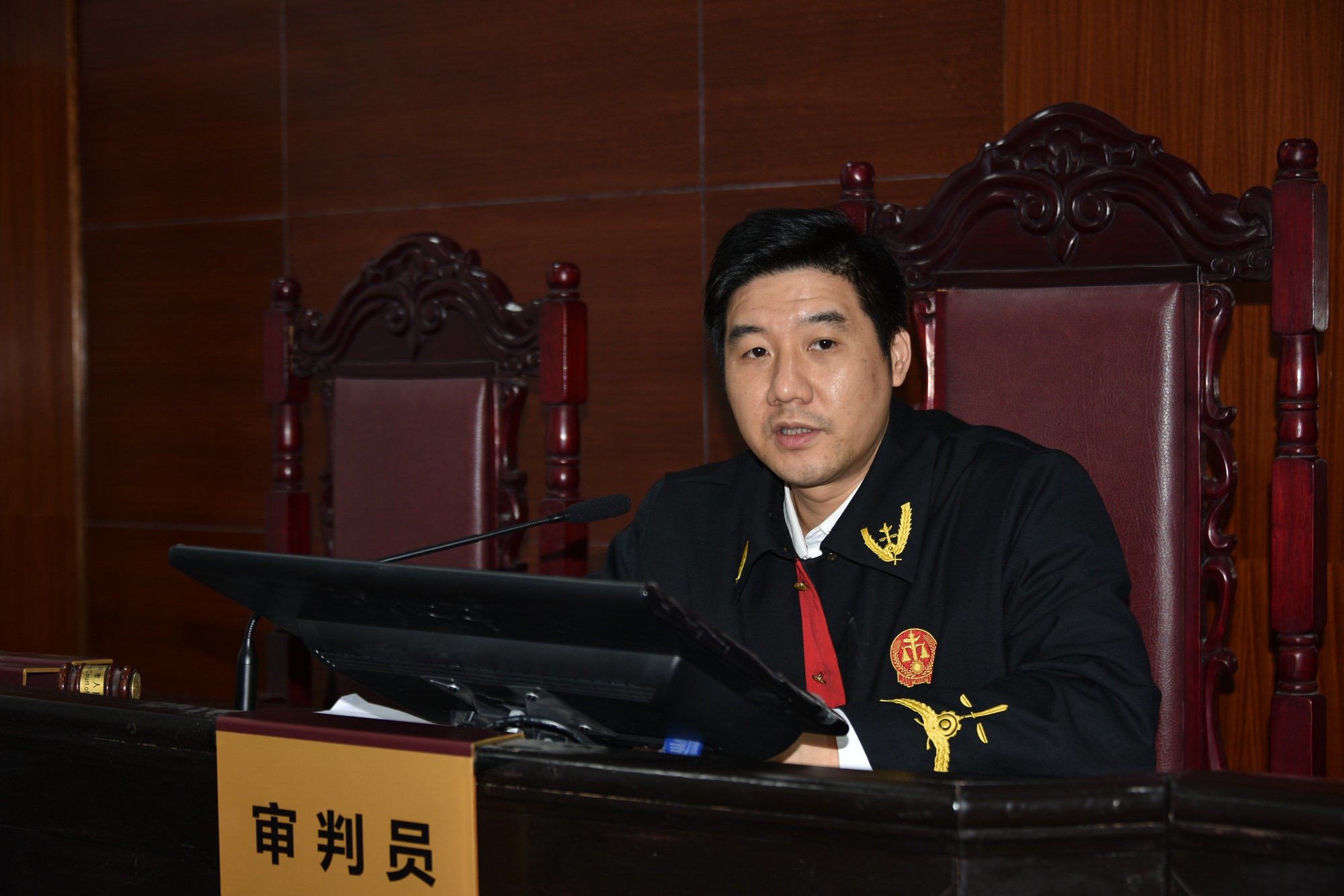 卢健云2001年入职恩平法院,一开始是一名威严的法警,但每当值庭看着